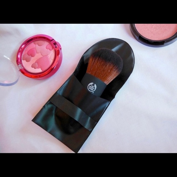 The Body Shop Mineral Powder Foundation Brush (high quality Kabuki Brush) - Picture 5 of 14